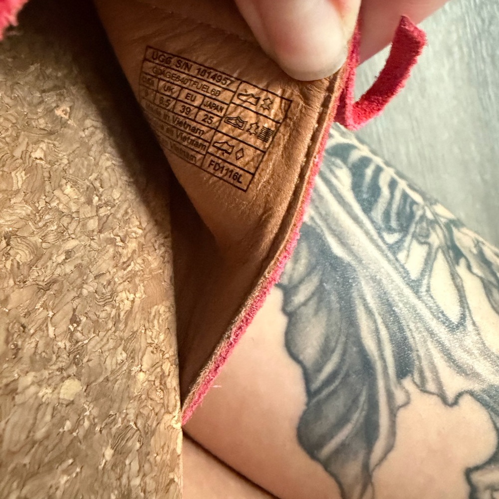 UGG Red Fringe wedges - Picture 3 of 4
